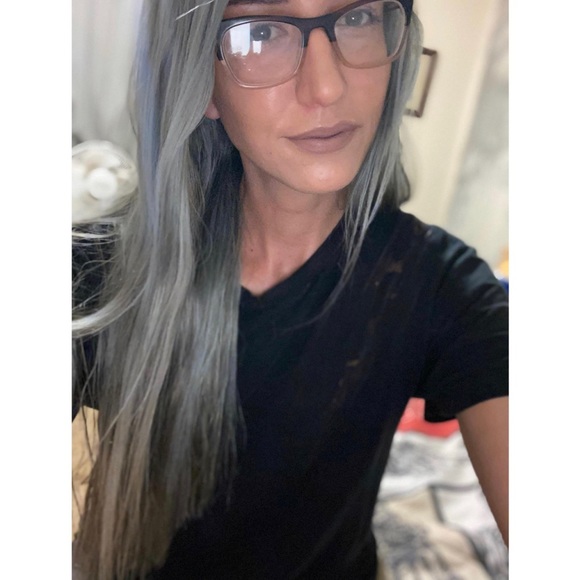 Meet your Posher! Leah Beee - Picture 1 of 16